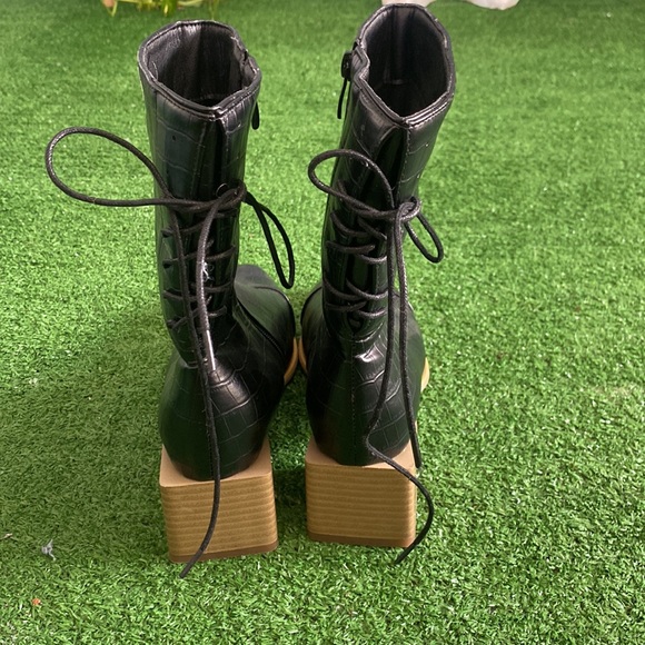 Black lace boots- NEVER worn size 40 - Picture 2 of 4